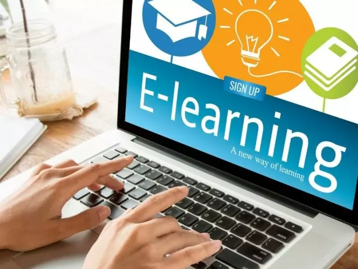 What challenges do students face in E-learning?